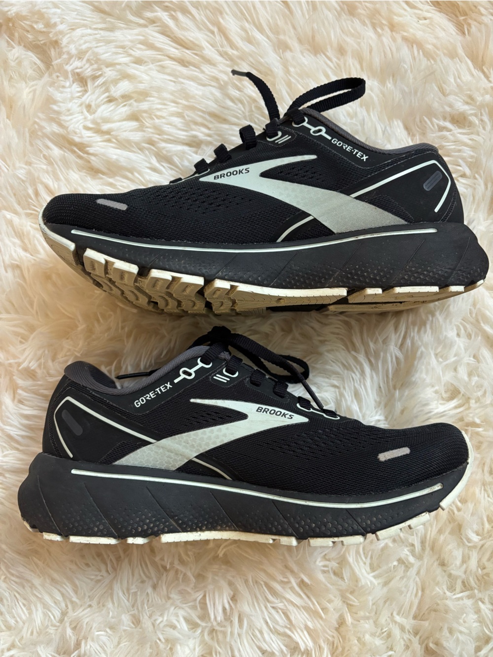 Brooks Men's Black and White Gore-Tex Athletic Running Shoes
